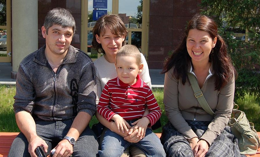 Familie Bogdan.JPG - Artur, Alina, Bogdan und Olga - kurz vor Bogdans 5. Geburtstag. Endlich hat er wie ein richtiger Junge HAARE.